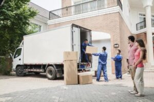 movers-couple-watching-e1561797733631 - علاوي لتجارة اثاث مستعمل